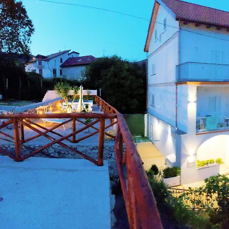 Four White Apartments 아제롤라 외부 사진