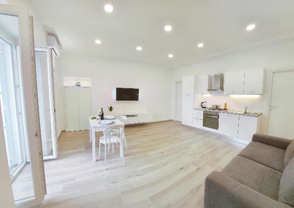Four White Apartments 아제롤라 외부 사진