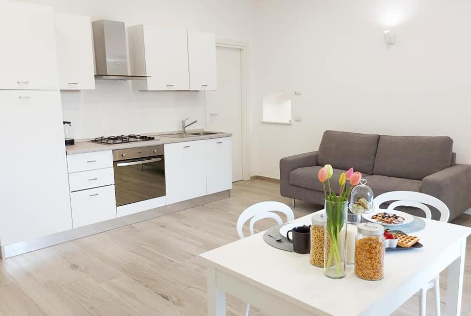 Four White Apartments 아제롤라 외부 사진