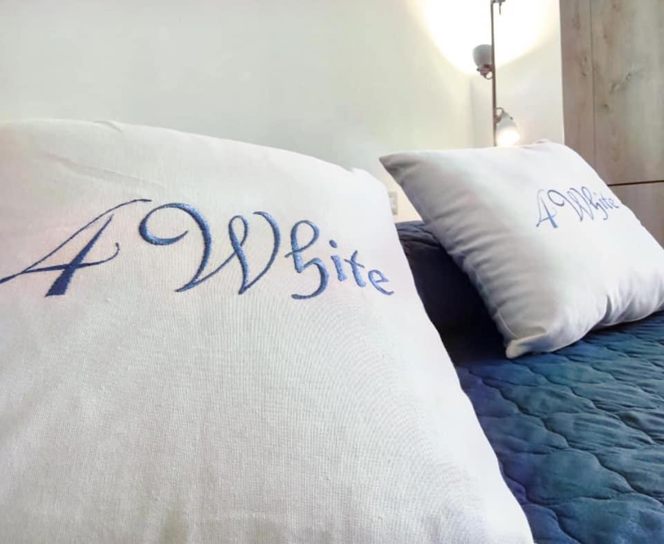 Four White Apartments 아제롤라 외부 사진