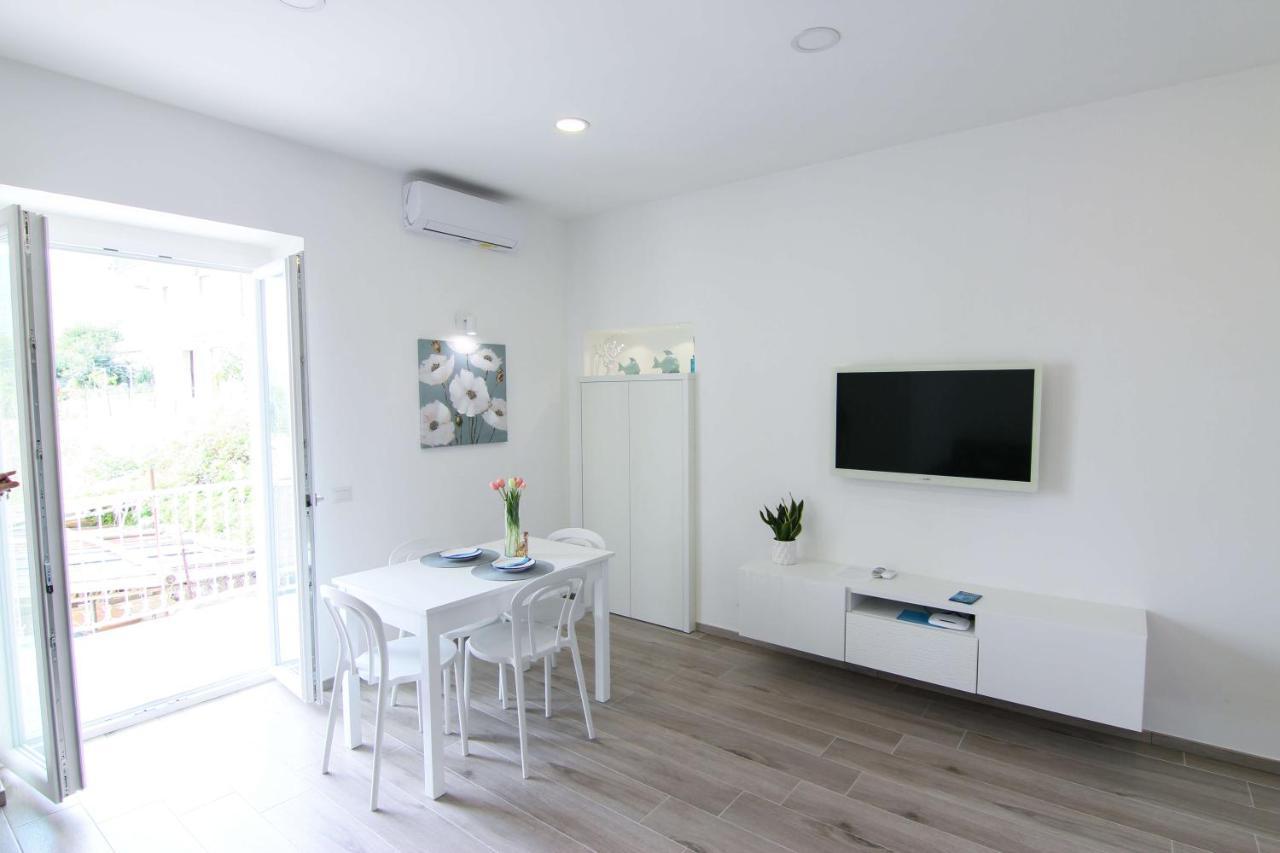 Four White Apartments 아제롤라 외부 사진